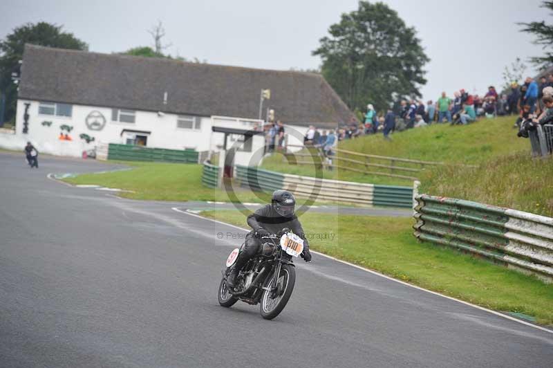 Mallory park Leicestershire;Mallory park photographs;Motorcycle action photographs;classic bikes;event digital images;eventdigitalimages;mallory park;no limits trackday;peter wileman photography;vintage bikes;vintage motorcycles;vmcc festival 1000 bikes