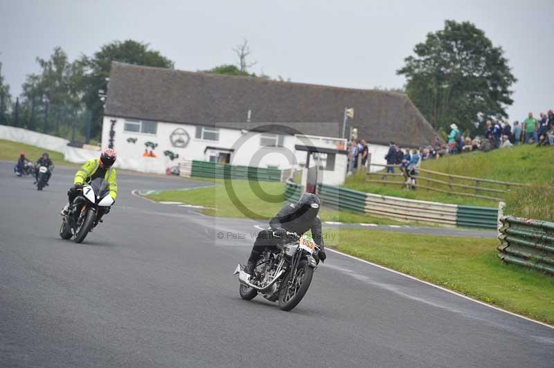 Mallory park Leicestershire;Mallory park photographs;Motorcycle action photographs;classic bikes;event digital images;eventdigitalimages;mallory park;no limits trackday;peter wileman photography;vintage bikes;vintage motorcycles;vmcc festival 1000 bikes