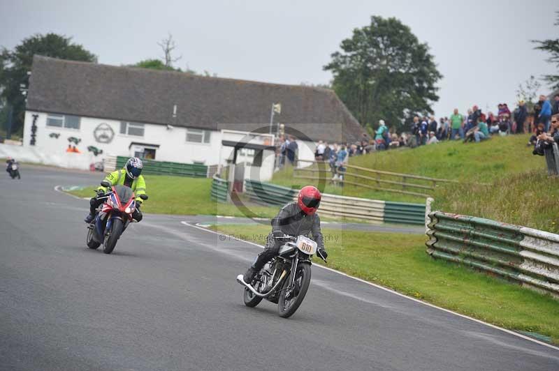 Mallory park Leicestershire;Mallory park photographs;Motorcycle action photographs;classic bikes;event digital images;eventdigitalimages;mallory park;no limits trackday;peter wileman photography;vintage bikes;vintage motorcycles;vmcc festival 1000 bikes