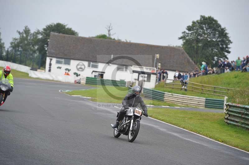 Mallory park Leicestershire;Mallory park photographs;Motorcycle action photographs;classic bikes;event digital images;eventdigitalimages;mallory park;no limits trackday;peter wileman photography;vintage bikes;vintage motorcycles;vmcc festival 1000 bikes