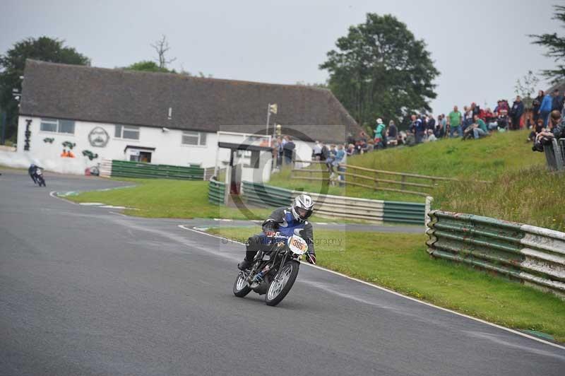 Mallory park Leicestershire;Mallory park photographs;Motorcycle action photographs;classic bikes;event digital images;eventdigitalimages;mallory park;no limits trackday;peter wileman photography;vintage bikes;vintage motorcycles;vmcc festival 1000 bikes