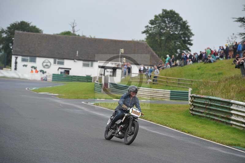Mallory park Leicestershire;Mallory park photographs;Motorcycle action photographs;classic bikes;event digital images;eventdigitalimages;mallory park;no limits trackday;peter wileman photography;vintage bikes;vintage motorcycles;vmcc festival 1000 bikes