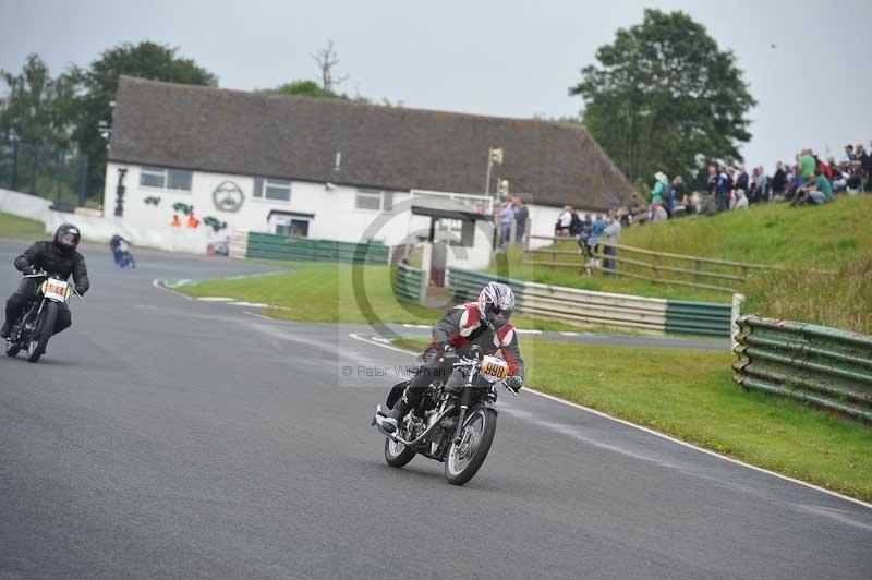 Mallory park Leicestershire;Mallory park photographs;Motorcycle action photographs;classic bikes;event digital images;eventdigitalimages;mallory park;no limits trackday;peter wileman photography;vintage bikes;vintage motorcycles;vmcc festival 1000 bikes