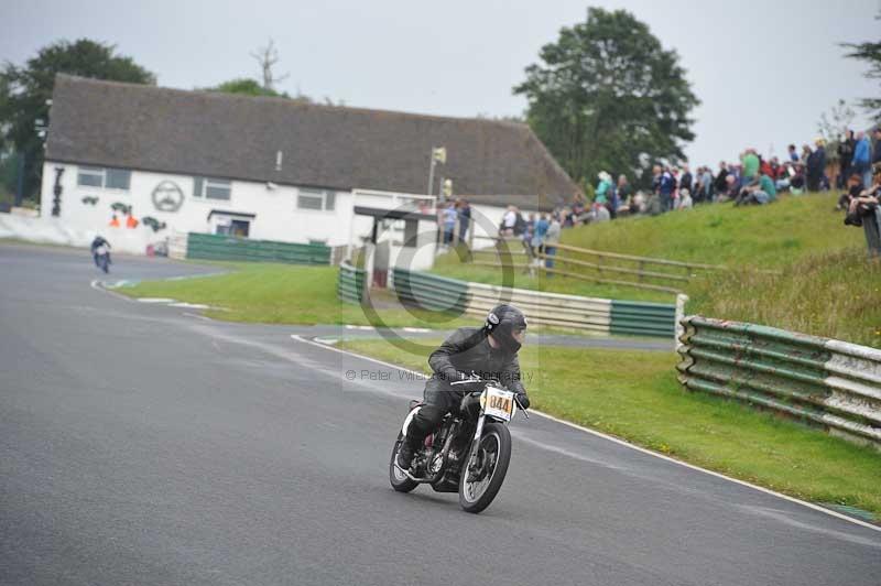 Mallory park Leicestershire;Mallory park photographs;Motorcycle action photographs;classic bikes;event digital images;eventdigitalimages;mallory park;no limits trackday;peter wileman photography;vintage bikes;vintage motorcycles;vmcc festival 1000 bikes