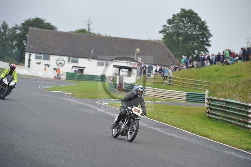 Mallory park Leicestershire;Mallory park photographs;Motorcycle action photographs;classic bikes;event digital images;eventdigitalimages;mallory park;no limits trackday;peter wileman photography;vintage bikes;vintage motorcycles;vmcc festival 1000 bikes