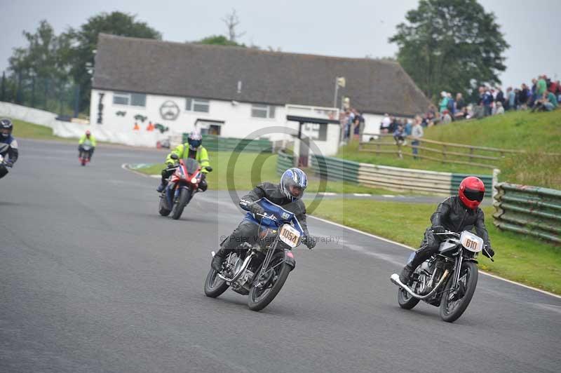 Mallory park Leicestershire;Mallory park photographs;Motorcycle action photographs;classic bikes;event digital images;eventdigitalimages;mallory park;no limits trackday;peter wileman photography;vintage bikes;vintage motorcycles;vmcc festival 1000 bikes