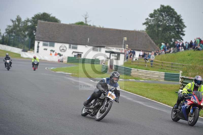 Mallory park Leicestershire;Mallory park photographs;Motorcycle action photographs;classic bikes;event digital images;eventdigitalimages;mallory park;no limits trackday;peter wileman photography;vintage bikes;vintage motorcycles;vmcc festival 1000 bikes