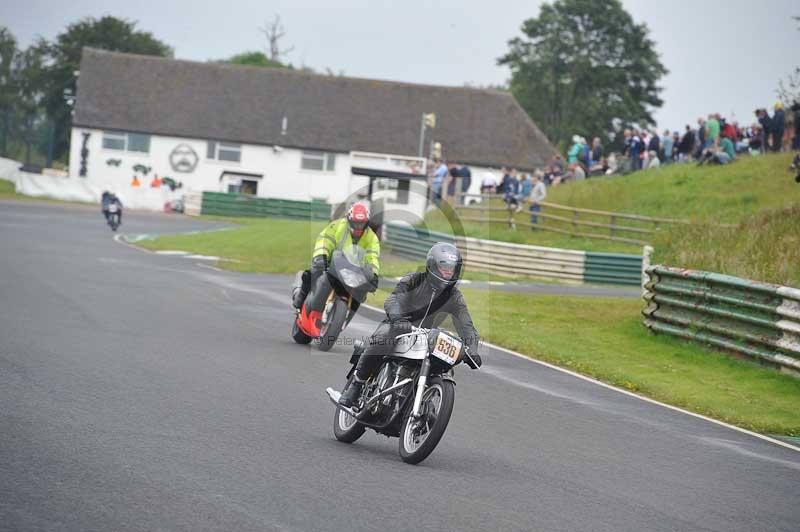 Mallory park Leicestershire;Mallory park photographs;Motorcycle action photographs;classic bikes;event digital images;eventdigitalimages;mallory park;no limits trackday;peter wileman photography;vintage bikes;vintage motorcycles;vmcc festival 1000 bikes