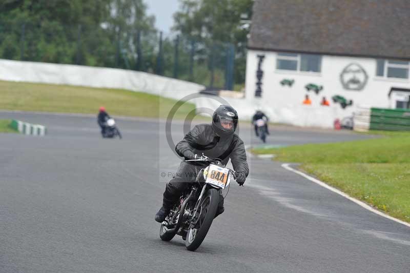 Mallory park Leicestershire;Mallory park photographs;Motorcycle action photographs;classic bikes;event digital images;eventdigitalimages;mallory park;no limits trackday;peter wileman photography;vintage bikes;vintage motorcycles;vmcc festival 1000 bikes