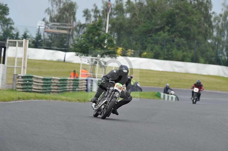 Mallory park Leicestershire;Mallory park photographs;Motorcycle action photographs;classic bikes;event digital images;eventdigitalimages;mallory park;no limits trackday;peter wileman photography;vintage bikes;vintage motorcycles;vmcc festival 1000 bikes