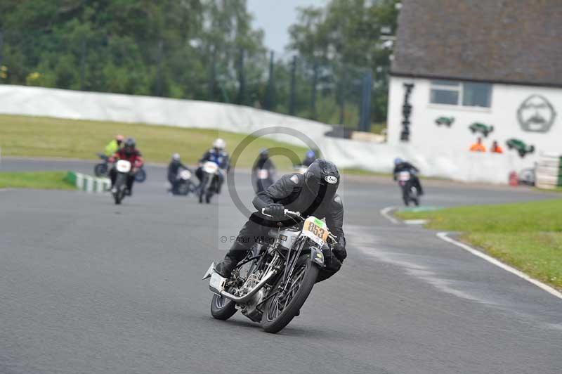 Mallory park Leicestershire;Mallory park photographs;Motorcycle action photographs;classic bikes;event digital images;eventdigitalimages;mallory park;no limits trackday;peter wileman photography;vintage bikes;vintage motorcycles;vmcc festival 1000 bikes