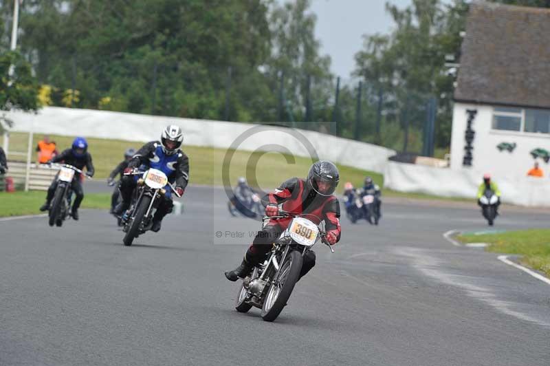 Mallory park Leicestershire;Mallory park photographs;Motorcycle action photographs;classic bikes;event digital images;eventdigitalimages;mallory park;no limits trackday;peter wileman photography;vintage bikes;vintage motorcycles;vmcc festival 1000 bikes