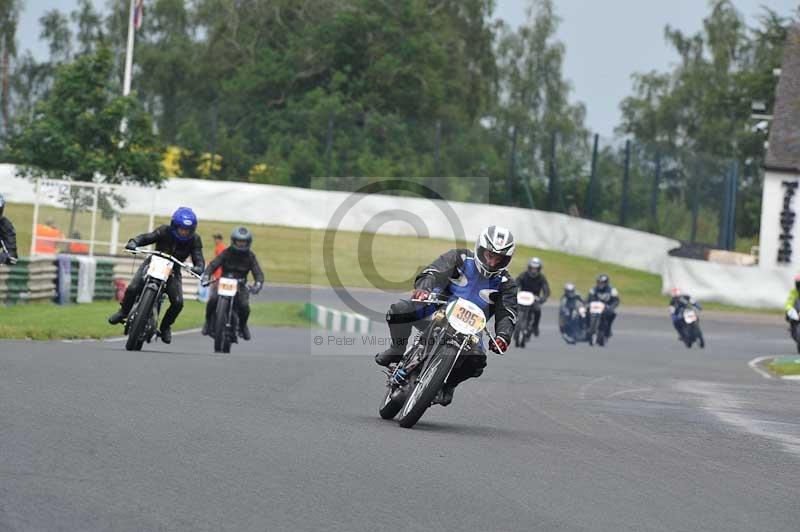 Mallory park Leicestershire;Mallory park photographs;Motorcycle action photographs;classic bikes;event digital images;eventdigitalimages;mallory park;no limits trackday;peter wileman photography;vintage bikes;vintage motorcycles;vmcc festival 1000 bikes