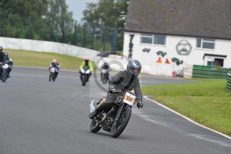Mallory park Leicestershire;Mallory park photographs;Motorcycle action photographs;classic bikes;event digital images;eventdigitalimages;mallory park;no limits trackday;peter wileman photography;vintage bikes;vintage motorcycles;vmcc festival 1000 bikes