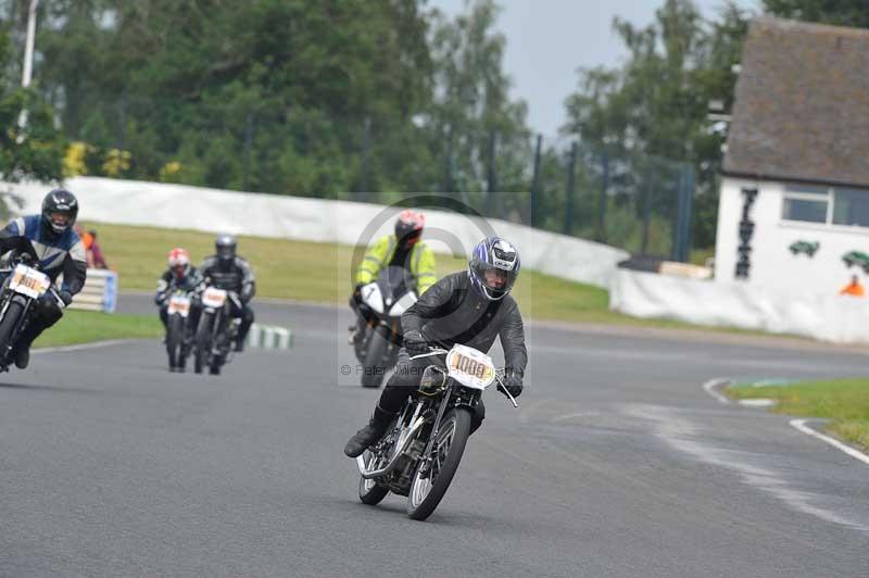 Mallory park Leicestershire;Mallory park photographs;Motorcycle action photographs;classic bikes;event digital images;eventdigitalimages;mallory park;no limits trackday;peter wileman photography;vintage bikes;vintage motorcycles;vmcc festival 1000 bikes