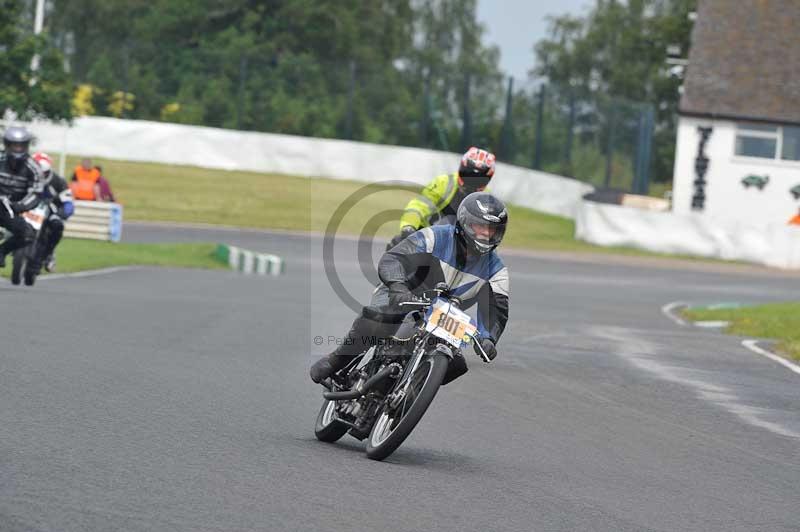 Mallory park Leicestershire;Mallory park photographs;Motorcycle action photographs;classic bikes;event digital images;eventdigitalimages;mallory park;no limits trackday;peter wileman photography;vintage bikes;vintage motorcycles;vmcc festival 1000 bikes