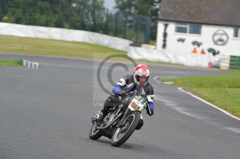 Mallory park Leicestershire;Mallory park photographs;Motorcycle action photographs;classic bikes;event digital images;eventdigitalimages;mallory park;no limits trackday;peter wileman photography;vintage bikes;vintage motorcycles;vmcc festival 1000 bikes