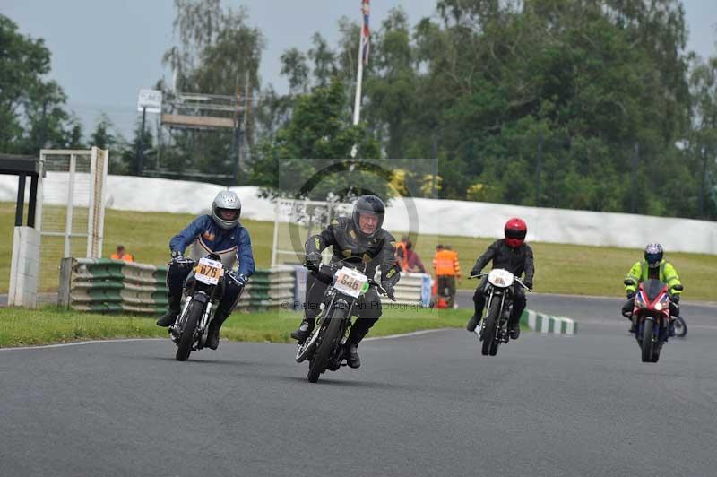 Mallory park Leicestershire;Mallory park photographs;Motorcycle action photographs;classic bikes;event digital images;eventdigitalimages;mallory park;no limits trackday;peter wileman photography;vintage bikes;vintage motorcycles;vmcc festival 1000 bikes
