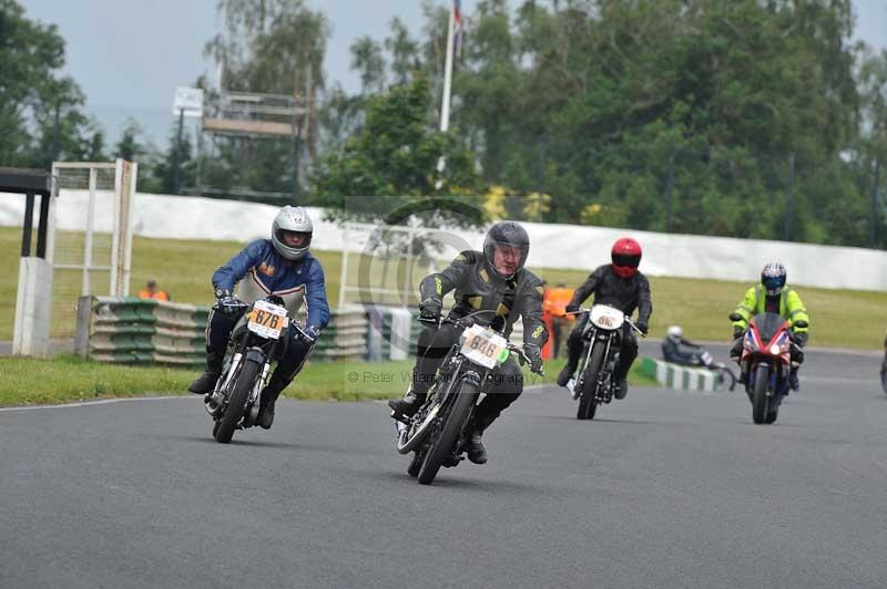 Mallory park Leicestershire;Mallory park photographs;Motorcycle action photographs;classic bikes;event digital images;eventdigitalimages;mallory park;no limits trackday;peter wileman photography;vintage bikes;vintage motorcycles;vmcc festival 1000 bikes