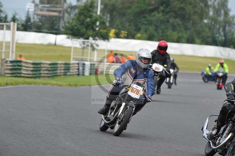 Mallory park Leicestershire;Mallory park photographs;Motorcycle action photographs;classic bikes;event digital images;eventdigitalimages;mallory park;no limits trackday;peter wileman photography;vintage bikes;vintage motorcycles;vmcc festival 1000 bikes