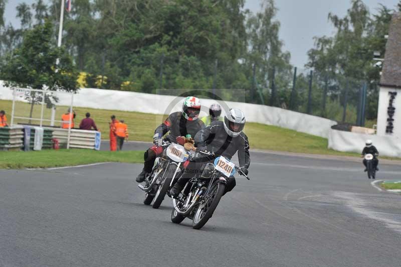 Mallory park Leicestershire;Mallory park photographs;Motorcycle action photographs;classic bikes;event digital images;eventdigitalimages;mallory park;no limits trackday;peter wileman photography;vintage bikes;vintage motorcycles;vmcc festival 1000 bikes