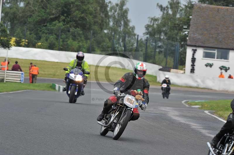 Mallory park Leicestershire;Mallory park photographs;Motorcycle action photographs;classic bikes;event digital images;eventdigitalimages;mallory park;no limits trackday;peter wileman photography;vintage bikes;vintage motorcycles;vmcc festival 1000 bikes