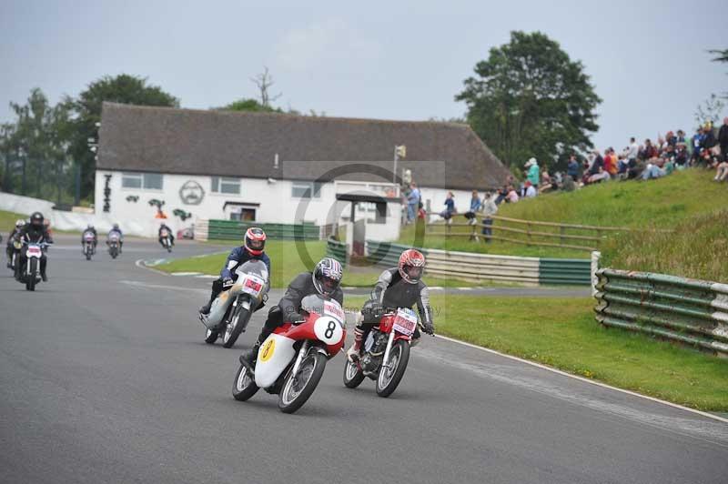 Mallory park Leicestershire;Mallory park photographs;Motorcycle action photographs;classic bikes;event digital images;eventdigitalimages;mallory park;no limits trackday;peter wileman photography;vintage bikes;vintage motorcycles;vmcc festival 1000 bikes