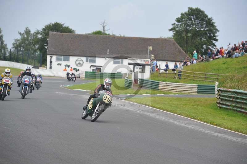 Mallory park Leicestershire;Mallory park photographs;Motorcycle action photographs;classic bikes;event digital images;eventdigitalimages;mallory park;no limits trackday;peter wileman photography;vintage bikes;vintage motorcycles;vmcc festival 1000 bikes