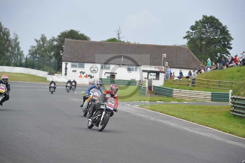 Mallory park Leicestershire;Mallory park photographs;Motorcycle action photographs;classic bikes;event digital images;eventdigitalimages;mallory park;no limits trackday;peter wileman photography;vintage bikes;vintage motorcycles;vmcc festival 1000 bikes