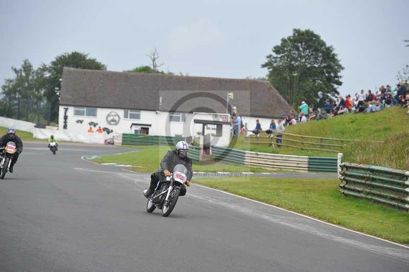 Mallory park Leicestershire;Mallory park photographs;Motorcycle action photographs;classic bikes;event digital images;eventdigitalimages;mallory park;no limits trackday;peter wileman photography;vintage bikes;vintage motorcycles;vmcc festival 1000 bikes