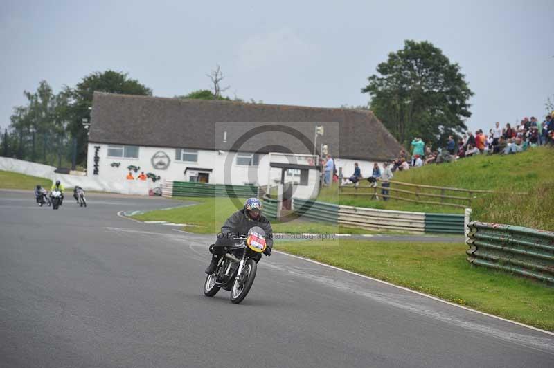 Mallory park Leicestershire;Mallory park photographs;Motorcycle action photographs;classic bikes;event digital images;eventdigitalimages;mallory park;no limits trackday;peter wileman photography;vintage bikes;vintage motorcycles;vmcc festival 1000 bikes