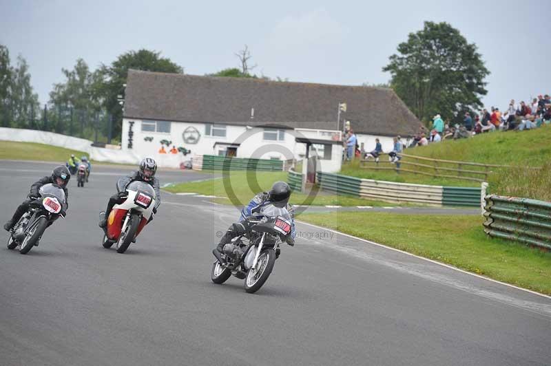 Mallory park Leicestershire;Mallory park photographs;Motorcycle action photographs;classic bikes;event digital images;eventdigitalimages;mallory park;no limits trackday;peter wileman photography;vintage bikes;vintage motorcycles;vmcc festival 1000 bikes