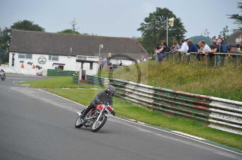 Mallory park Leicestershire;Mallory park photographs;Motorcycle action photographs;classic bikes;event digital images;eventdigitalimages;mallory park;no limits trackday;peter wileman photography;vintage bikes;vintage motorcycles;vmcc festival 1000 bikes