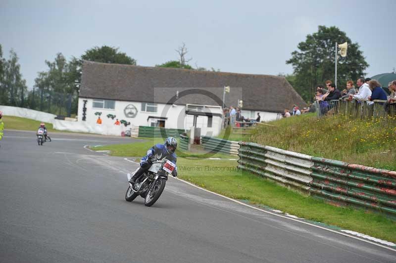 Mallory park Leicestershire;Mallory park photographs;Motorcycle action photographs;classic bikes;event digital images;eventdigitalimages;mallory park;no limits trackday;peter wileman photography;vintage bikes;vintage motorcycles;vmcc festival 1000 bikes