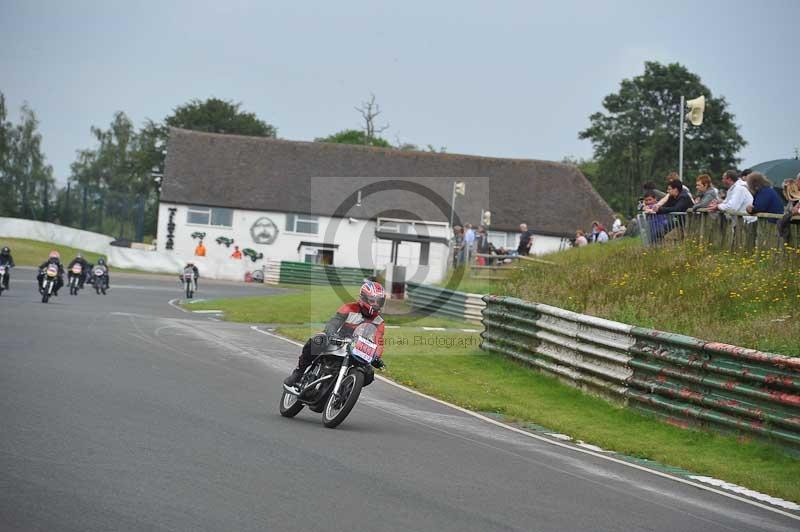 Mallory park Leicestershire;Mallory park photographs;Motorcycle action photographs;classic bikes;event digital images;eventdigitalimages;mallory park;no limits trackday;peter wileman photography;vintage bikes;vintage motorcycles;vmcc festival 1000 bikes