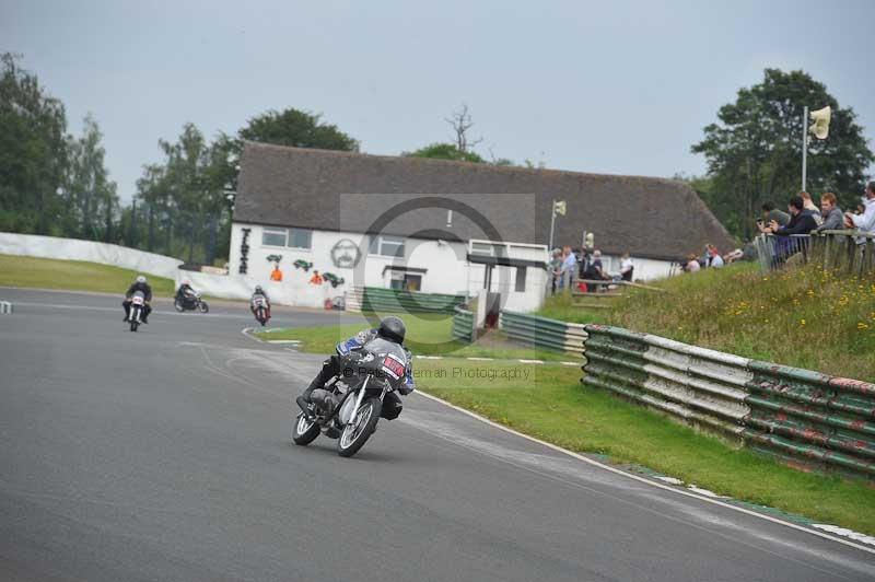 Mallory park Leicestershire;Mallory park photographs;Motorcycle action photographs;classic bikes;event digital images;eventdigitalimages;mallory park;no limits trackday;peter wileman photography;vintage bikes;vintage motorcycles;vmcc festival 1000 bikes