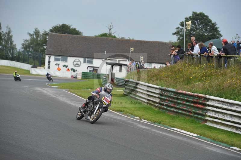 Mallory park Leicestershire;Mallory park photographs;Motorcycle action photographs;classic bikes;event digital images;eventdigitalimages;mallory park;no limits trackday;peter wileman photography;vintage bikes;vintage motorcycles;vmcc festival 1000 bikes