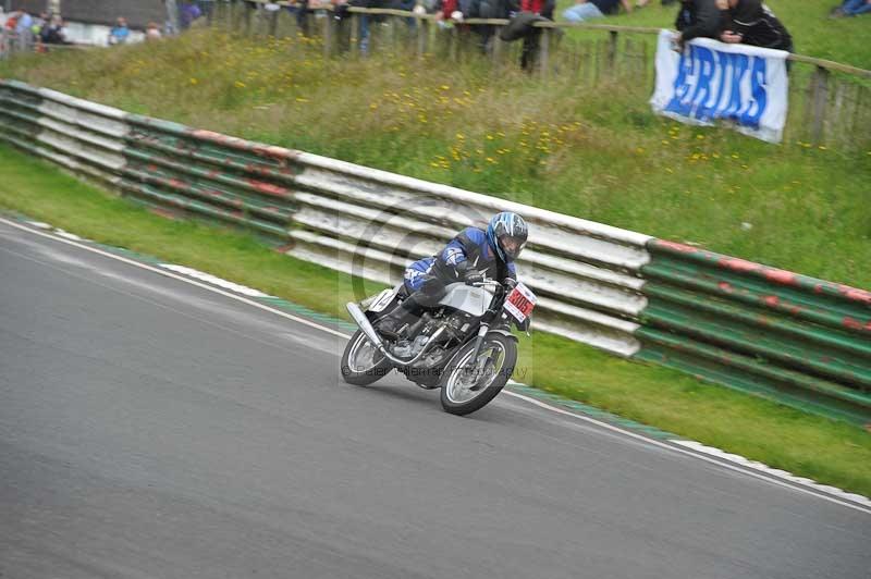 Mallory park Leicestershire;Mallory park photographs;Motorcycle action photographs;classic bikes;event digital images;eventdigitalimages;mallory park;no limits trackday;peter wileman photography;vintage bikes;vintage motorcycles;vmcc festival 1000 bikes