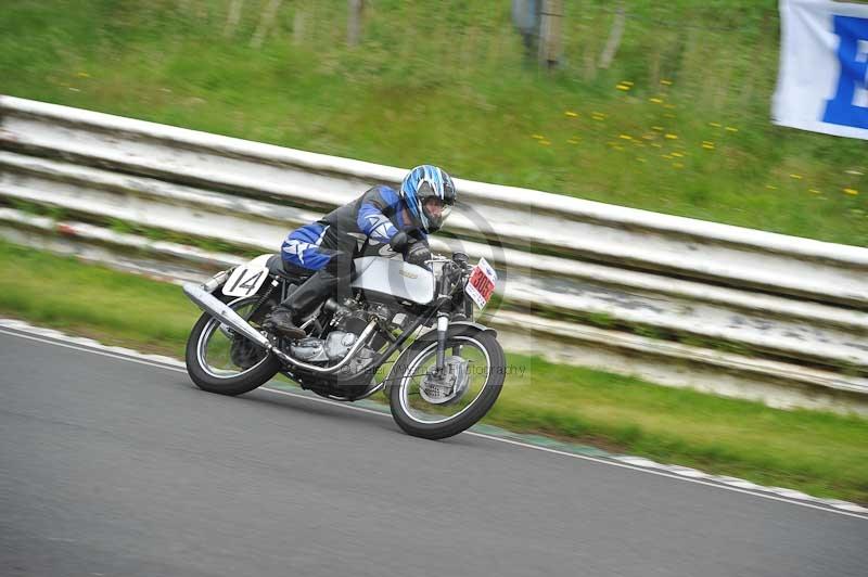 Mallory park Leicestershire;Mallory park photographs;Motorcycle action photographs;classic bikes;event digital images;eventdigitalimages;mallory park;no limits trackday;peter wileman photography;vintage bikes;vintage motorcycles;vmcc festival 1000 bikes