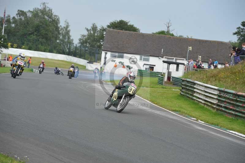 Mallory park Leicestershire;Mallory park photographs;Motorcycle action photographs;classic bikes;event digital images;eventdigitalimages;mallory park;no limits trackday;peter wileman photography;vintage bikes;vintage motorcycles;vmcc festival 1000 bikes