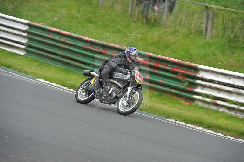 Mallory park Leicestershire;Mallory park photographs;Motorcycle action photographs;classic bikes;event digital images;eventdigitalimages;mallory park;no limits trackday;peter wileman photography;vintage bikes;vintage motorcycles;vmcc festival 1000 bikes