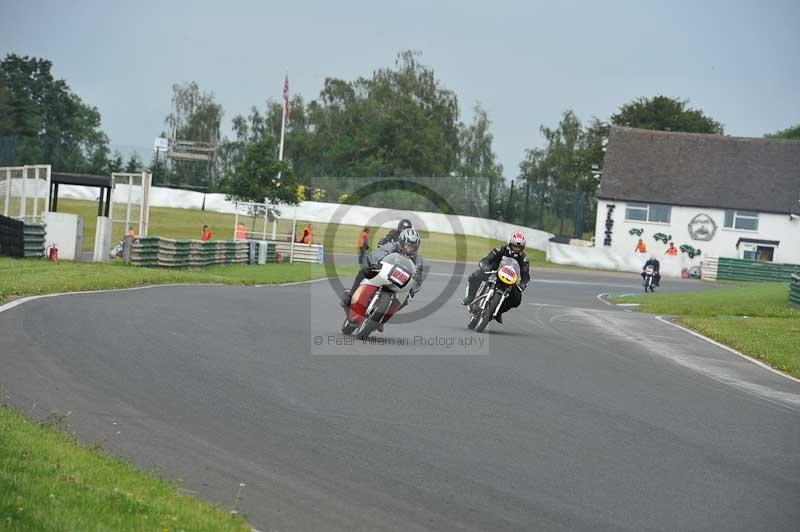 Mallory park Leicestershire;Mallory park photographs;Motorcycle action photographs;classic bikes;event digital images;eventdigitalimages;mallory park;no limits trackday;peter wileman photography;vintage bikes;vintage motorcycles;vmcc festival 1000 bikes