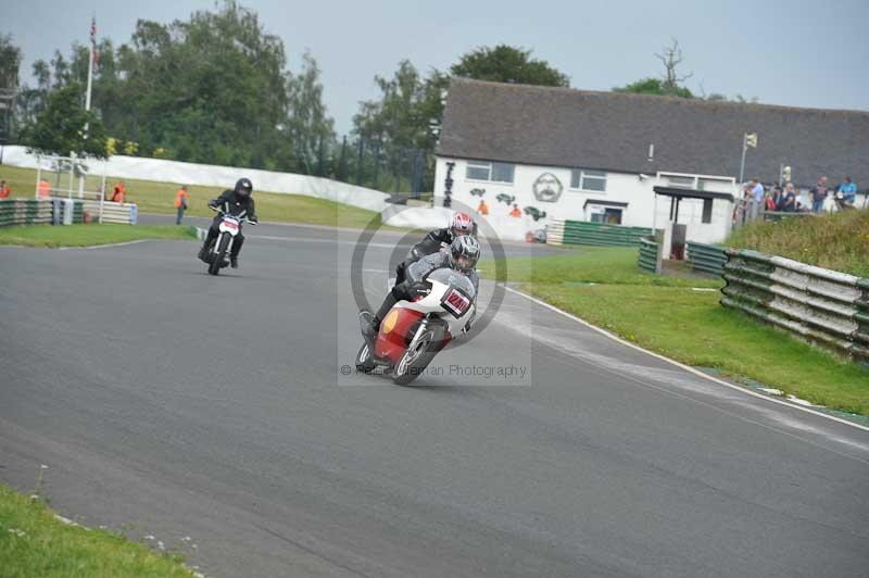 Mallory park Leicestershire;Mallory park photographs;Motorcycle action photographs;classic bikes;event digital images;eventdigitalimages;mallory park;no limits trackday;peter wileman photography;vintage bikes;vintage motorcycles;vmcc festival 1000 bikes