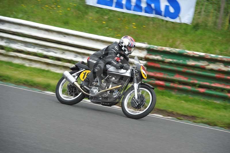 Mallory park Leicestershire;Mallory park photographs;Motorcycle action photographs;classic bikes;event digital images;eventdigitalimages;mallory park;no limits trackday;peter wileman photography;vintage bikes;vintage motorcycles;vmcc festival 1000 bikes