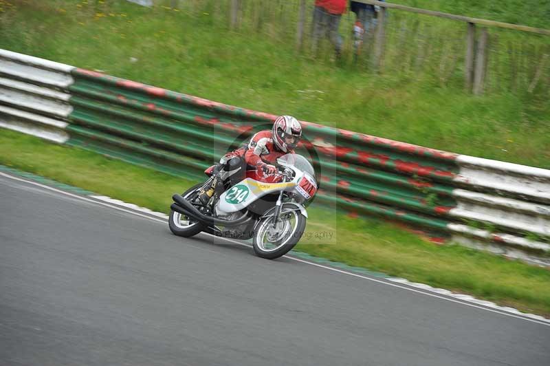 Mallory park Leicestershire;Mallory park photographs;Motorcycle action photographs;classic bikes;event digital images;eventdigitalimages;mallory park;no limits trackday;peter wileman photography;vintage bikes;vintage motorcycles;vmcc festival 1000 bikes