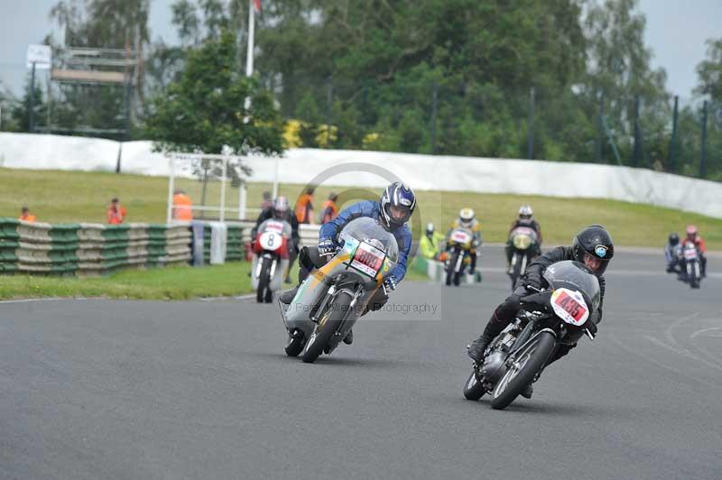 Mallory park Leicestershire;Mallory park photographs;Motorcycle action photographs;classic bikes;event digital images;eventdigitalimages;mallory park;no limits trackday;peter wileman photography;vintage bikes;vintage motorcycles;vmcc festival 1000 bikes