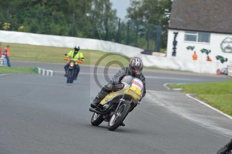 Mallory park Leicestershire;Mallory park photographs;Motorcycle action photographs;classic bikes;event digital images;eventdigitalimages;mallory park;no limits trackday;peter wileman photography;vintage bikes;vintage motorcycles;vmcc festival 1000 bikes