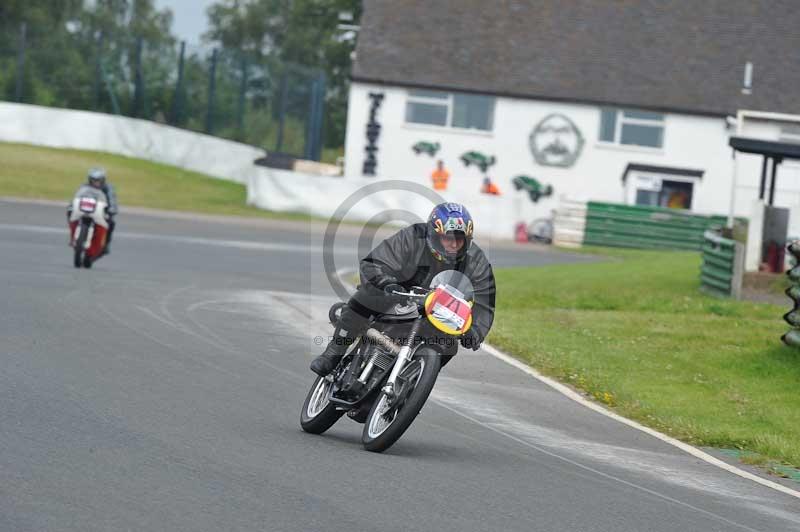 Mallory park Leicestershire;Mallory park photographs;Motorcycle action photographs;classic bikes;event digital images;eventdigitalimages;mallory park;no limits trackday;peter wileman photography;vintage bikes;vintage motorcycles;vmcc festival 1000 bikes