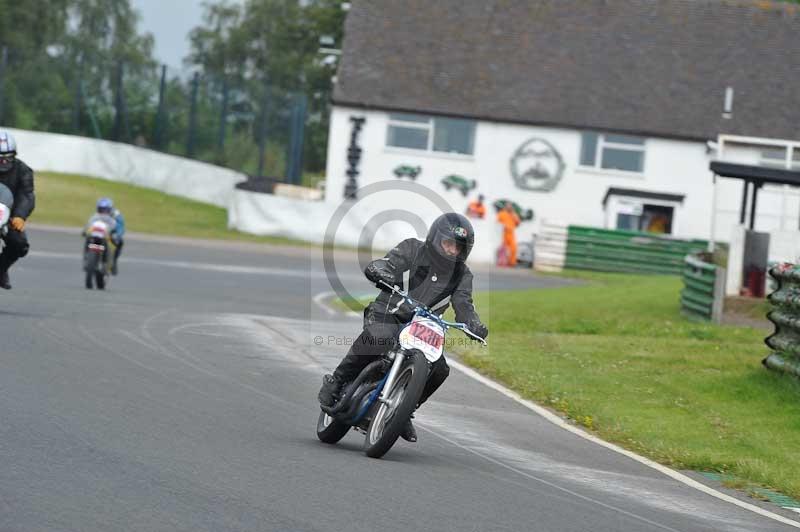 Mallory park Leicestershire;Mallory park photographs;Motorcycle action photographs;classic bikes;event digital images;eventdigitalimages;mallory park;no limits trackday;peter wileman photography;vintage bikes;vintage motorcycles;vmcc festival 1000 bikes