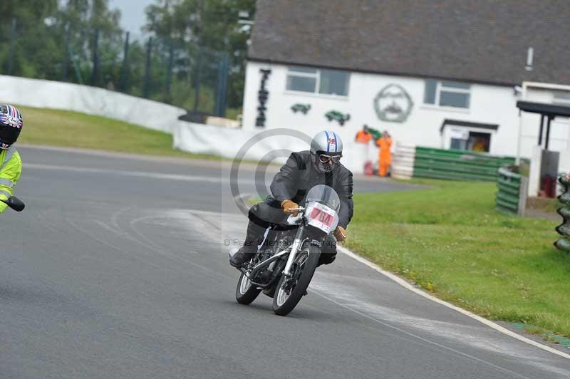 Mallory park Leicestershire;Mallory park photographs;Motorcycle action photographs;classic bikes;event digital images;eventdigitalimages;mallory park;no limits trackday;peter wileman photography;vintage bikes;vintage motorcycles;vmcc festival 1000 bikes